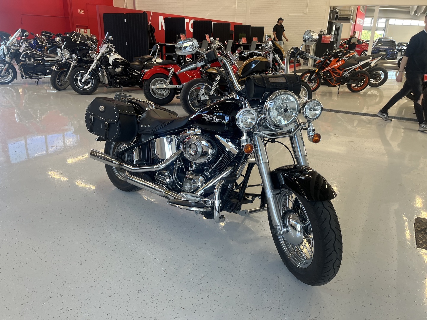 Harley-Davidson - SOFTAIL - FLSTC Heritage Softail Classic // Juuri Saapunut / Screamin Eagle / sivulaukut / kaatumaraudat // - Moottoripyörä
