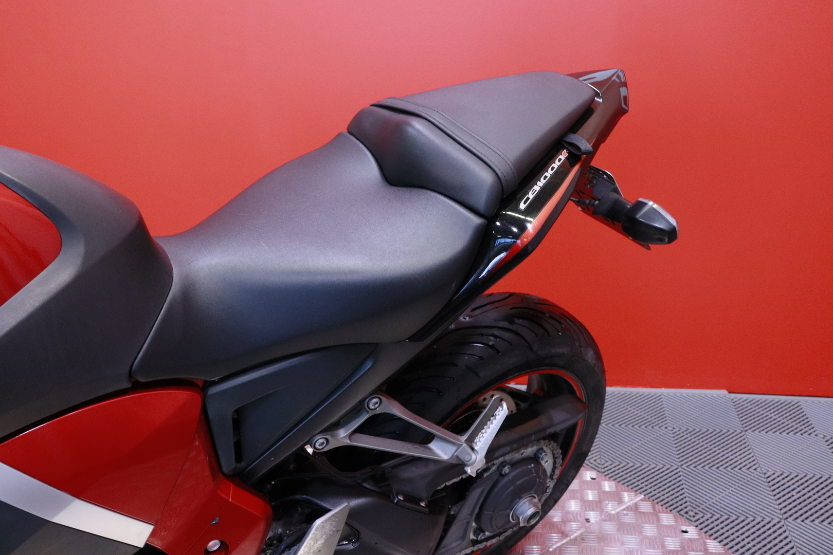 Honda - CB - 1000R // Suomi-pyörä / Kahvanlämppärit / Huoltokirja / Akrapovic // - Moottoripyörä