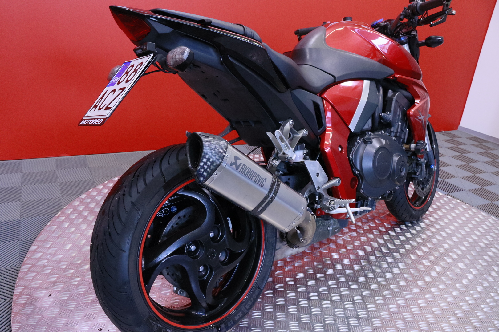 Honda - CB - 1000R // Suomi-pyörä / Kahvanlämppärit / Huoltokirja / Akrapovic // - Moottoripyörä