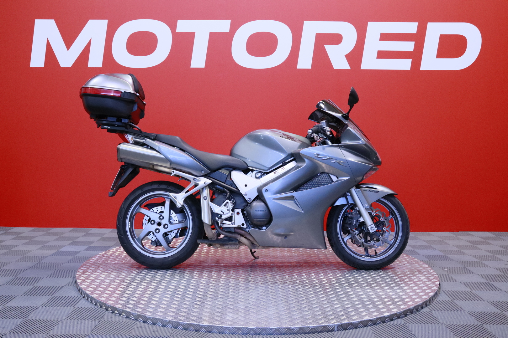 Honda - VFR - 800 VTEC // Suomi-pyörä / Takalaukku / Kahvanlämmittimet // - Moottoripyörä