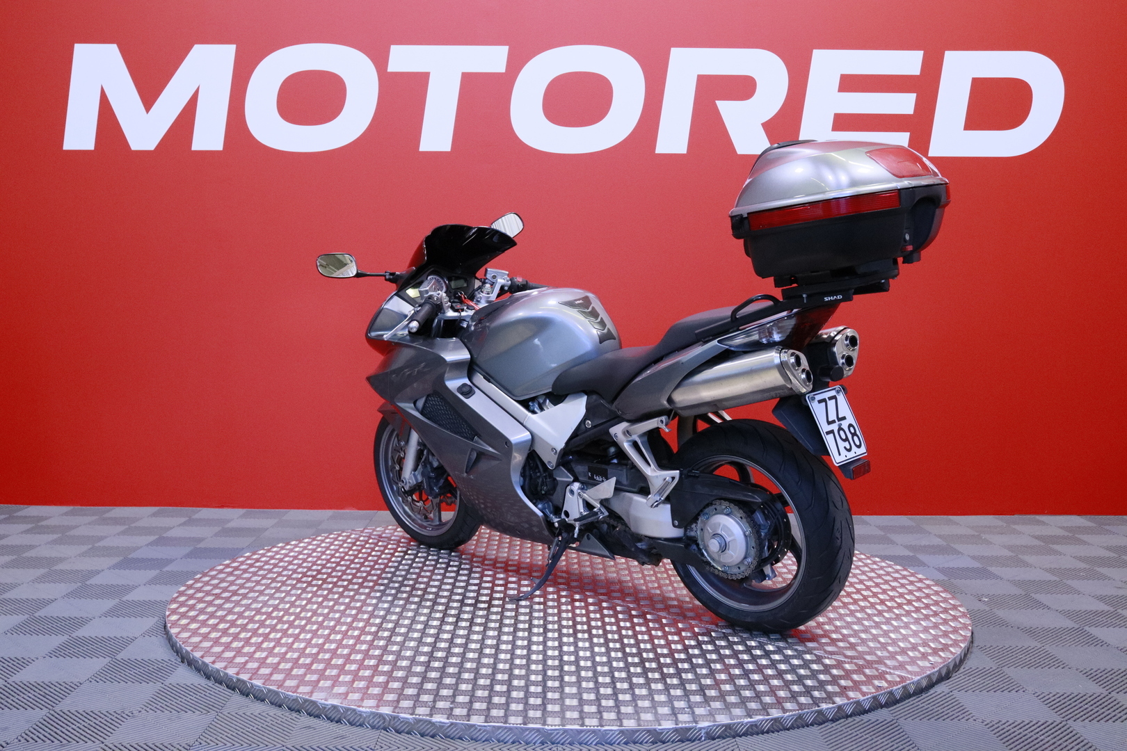 Honda - VFR - 800 VTEC // Suomi-pyörä / Takalaukku / Kahvanlämmittimet // - Moottoripyörä