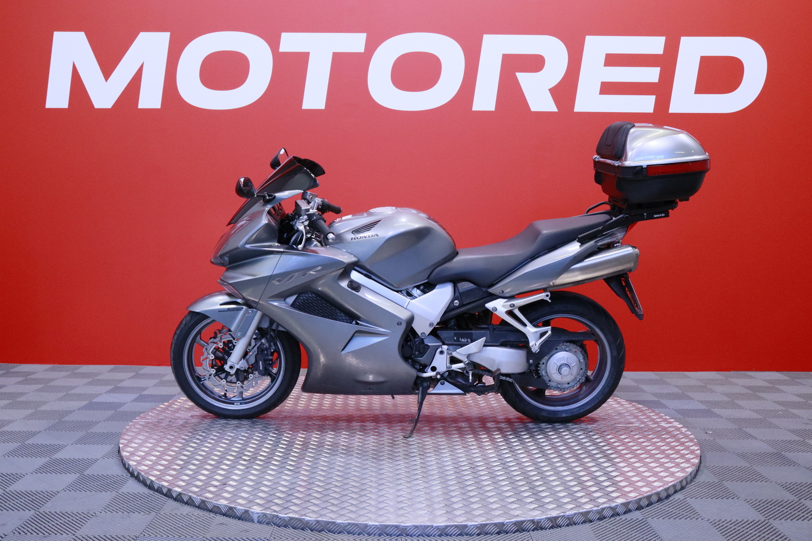 Honda - VFR - 800 VTEC // Suomi-pyörä / Takalaukku / Kahvanlämmittimet // - Moottoripyörä