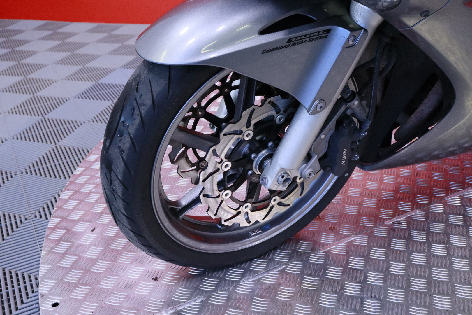Honda - VFR - 800 VTEC // Suomi-pyörä / Takalaukku / Kahvanlämmittimet // - Moottoripyörä