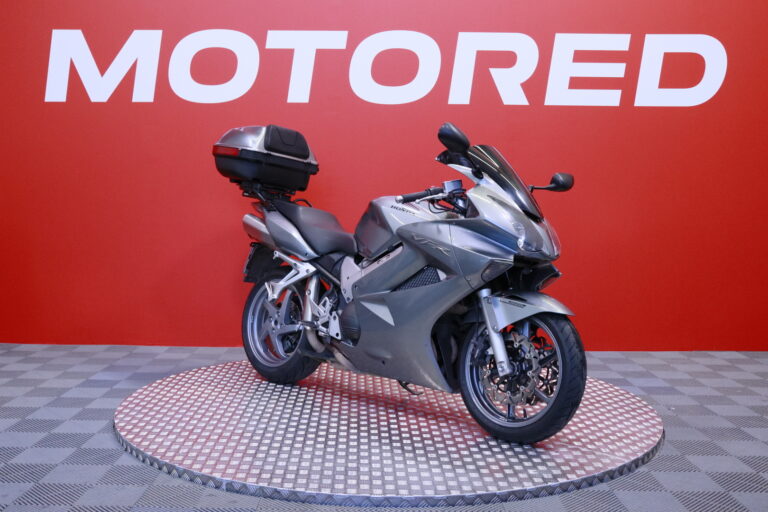Honda - VFR - 800 VTEC // Suomi-pyörä / Takalaukku / Kahvanlämmittimet // - Moottoripyörä