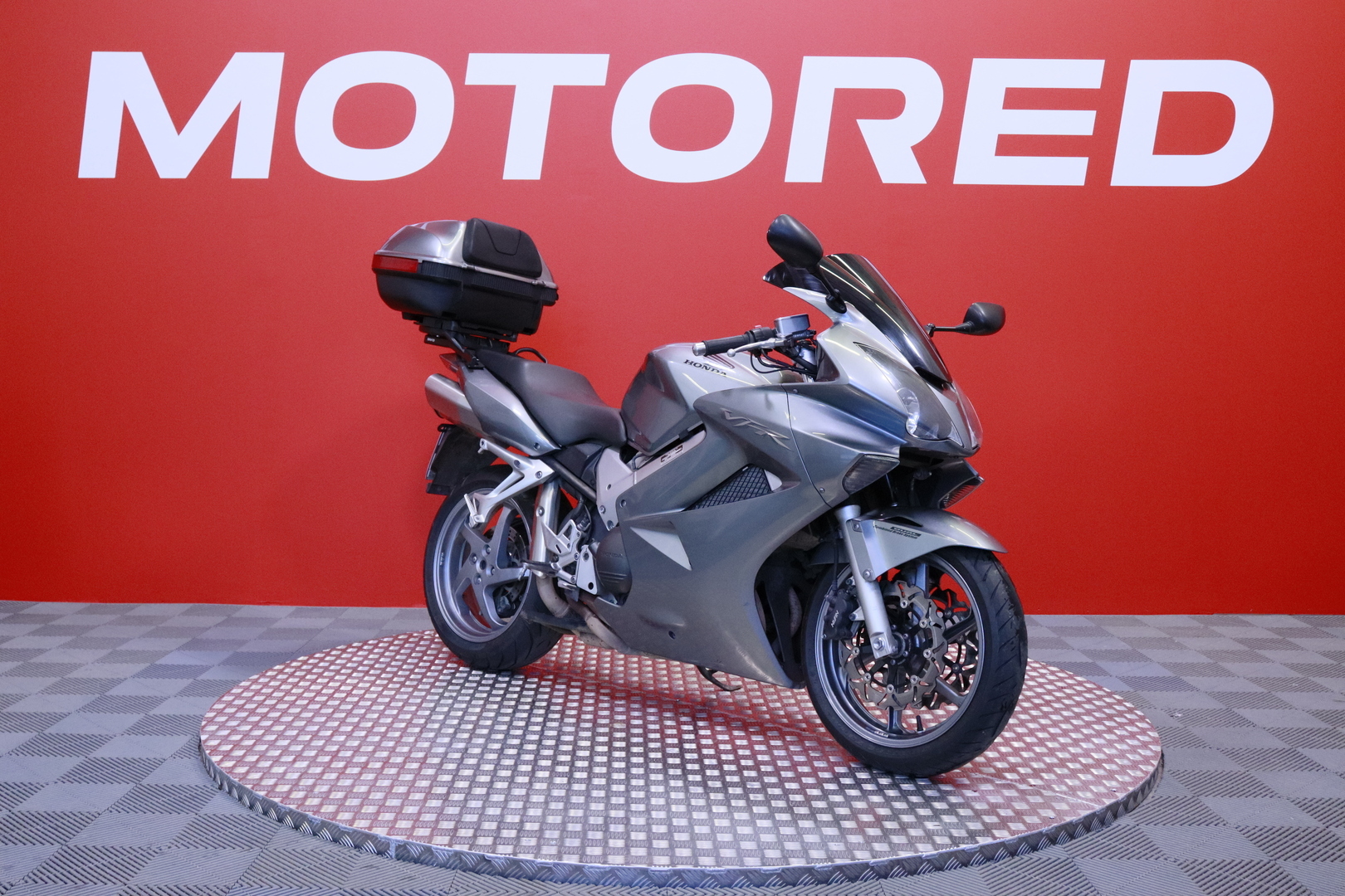 Honda - VFR - 800 VTEC // Suomi-pyörä / Takalaukku / Kahvanlämmittimet // - Moottoripyörä