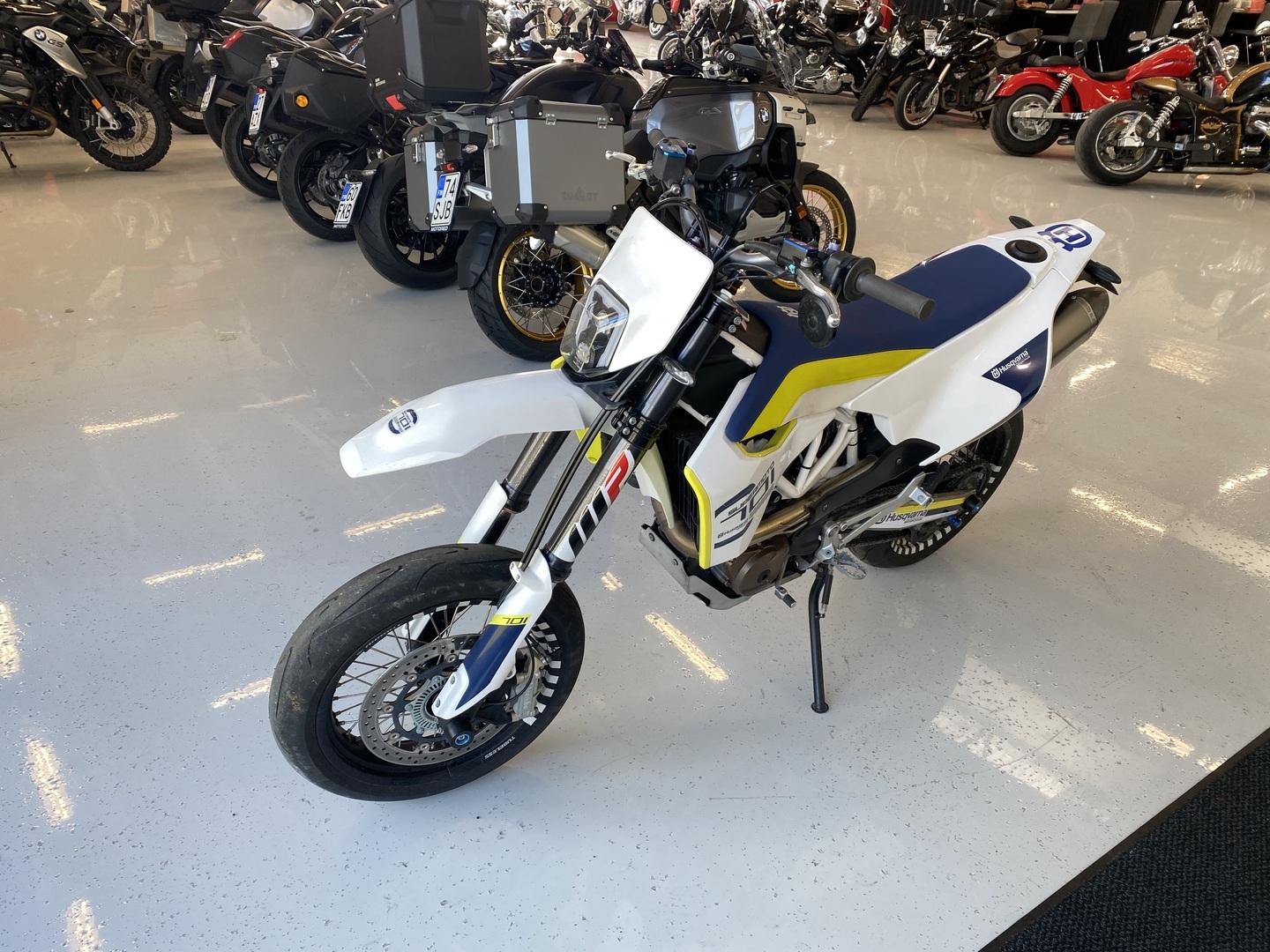 Husqvarna - 701 - Supermoto // Huoltokirja / Akrapovic / ABS // - Moottoripyörä