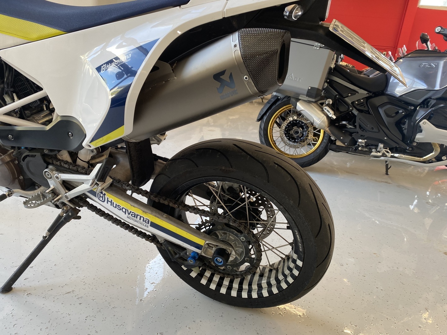 Husqvarna - 701 - Supermoto // Huoltokirja / Akrapovic / ABS // - Moottoripyörä