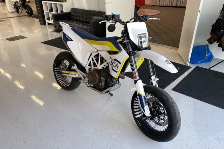Husqvarna - 701 - Supermoto // Huoltokirja / Akrapovic / ABS // - Moottoripyörä
