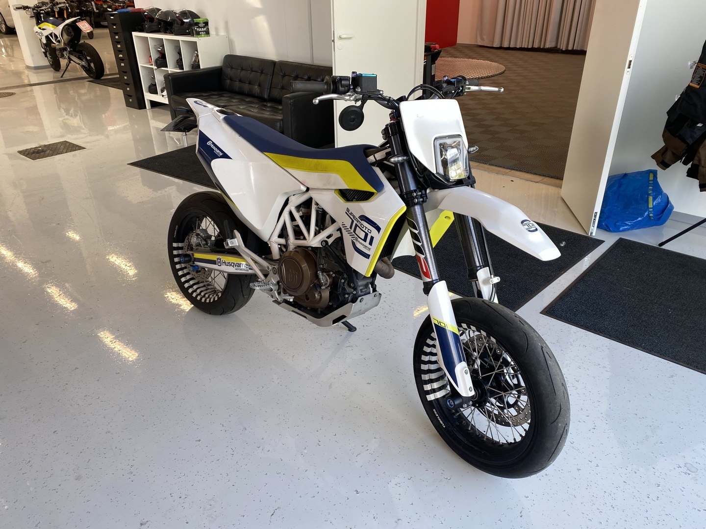 Husqvarna - 701 - Supermoto // Huoltokirja / Akrapovic / ABS // - Moottoripyörä