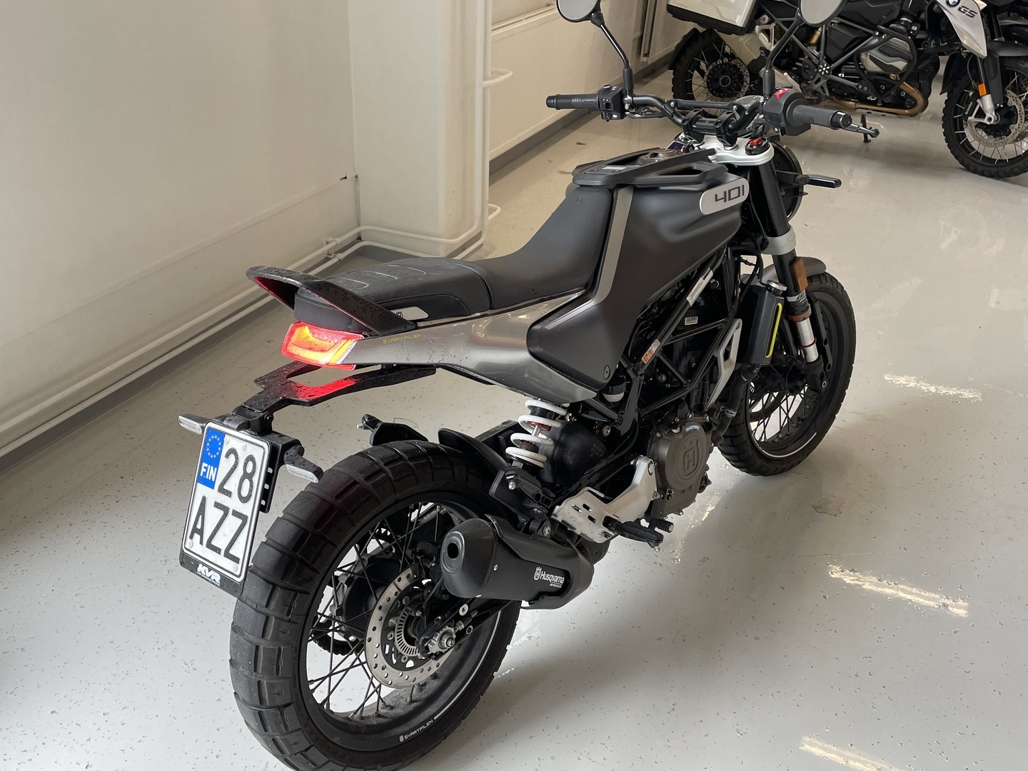 Husqvarna - SVARTPILEN - 401 // Suomi-pyörä / Juuri saapunut / A2 // - Moottoripyörä