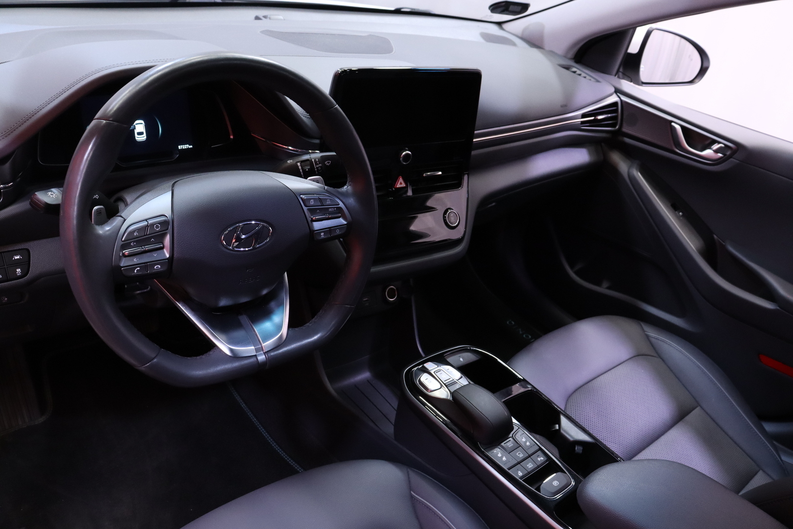 Hyundai - IONIQ electric - MY20 38 kWh 136 hv Style / ACC / Ilmastoidut nahat / Infinity / Kattoluukku / Kamera / Lämpöpumppu / - Viistoperä