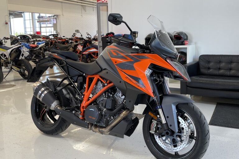 KTM - 1290 - Super Duke GT // Suomi-pyörä / Huoltokirja / Vakkari / MTC / MSR // - Moottoripyörä