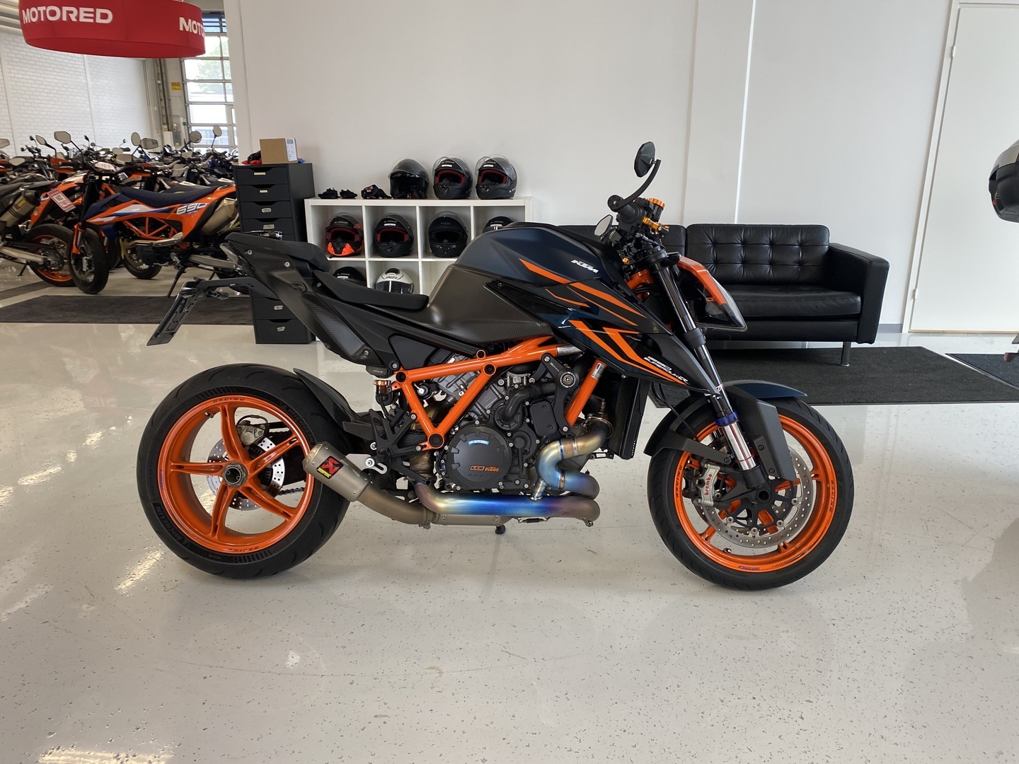 KTM - 1290 - Super Duke R // EVO / Akrapovic kokoputkisto / sähköalusta / Hiilikuitua - Moottoripyörä