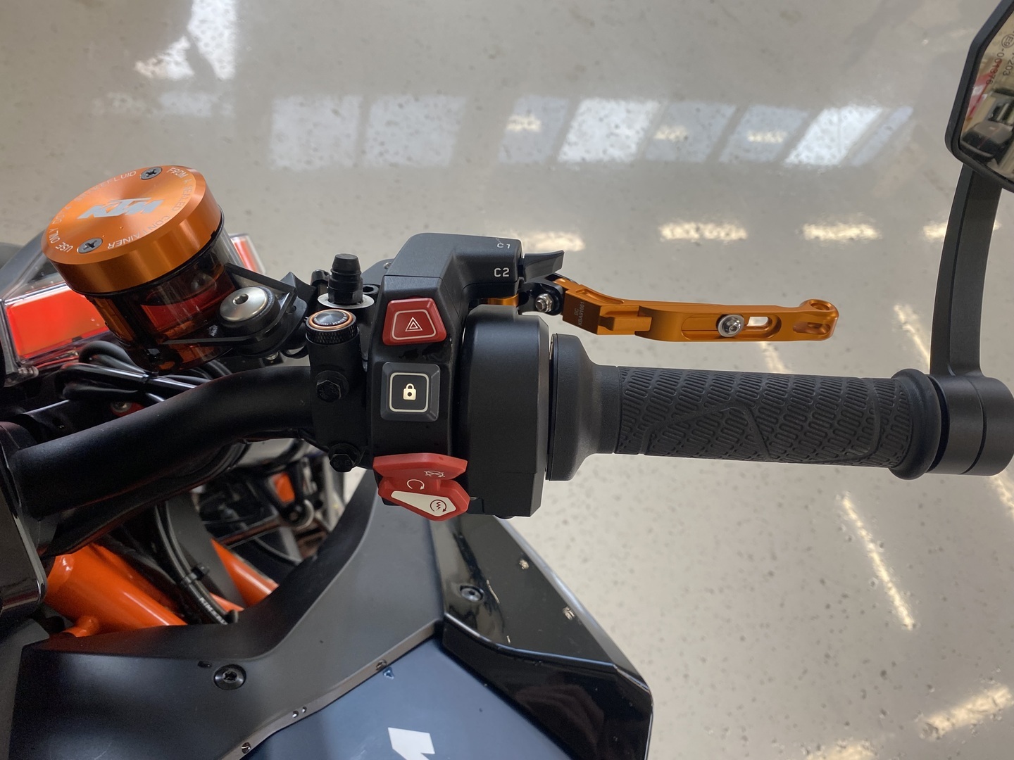 KTM - 1290 - Super Duke R // EVO / Akrapovic kokoputkisto / sähköalusta / Hiilikuitua - Moottoripyörä