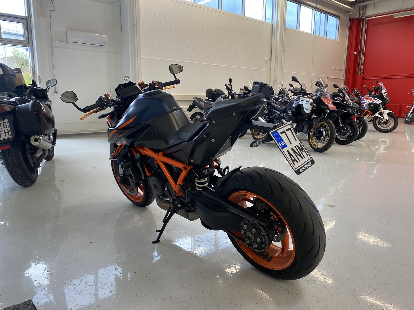 KTM - 1290 - Super Duke R // EVO / Akrapovic kokoputkisto / sähköalusta / Hiilikuitua - Moottoripyörä