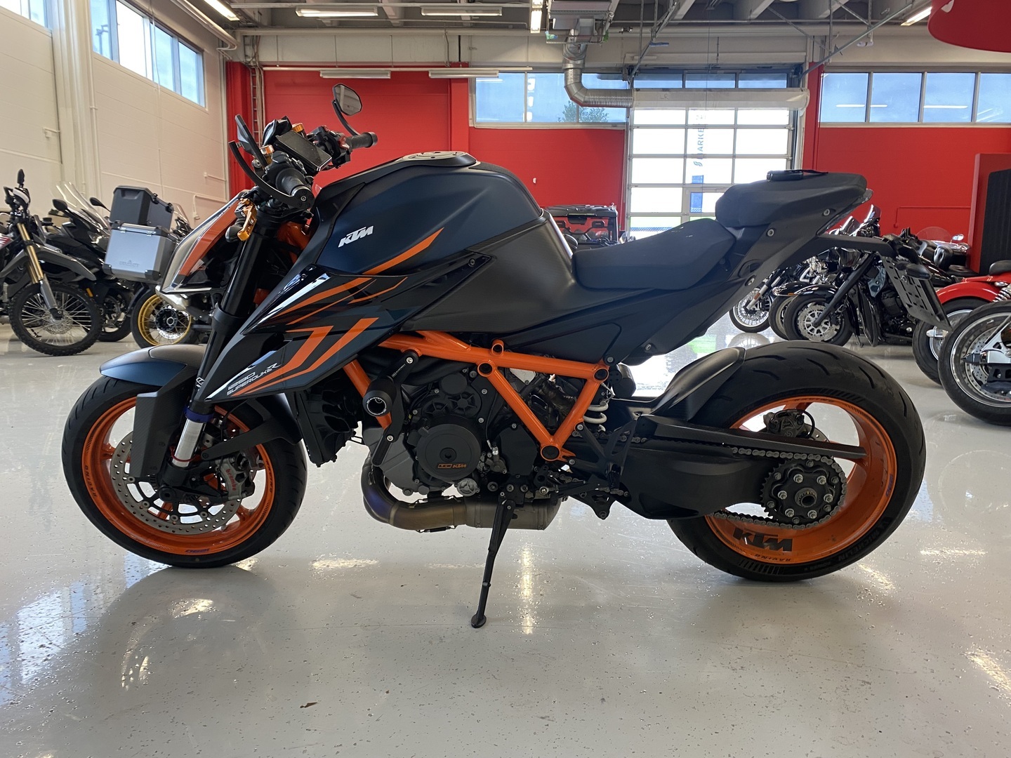 KTM - 1290 - Super Duke R // EVO / Akrapovic kokoputkisto / sähköalusta / Hiilikuitua - Moottoripyörä