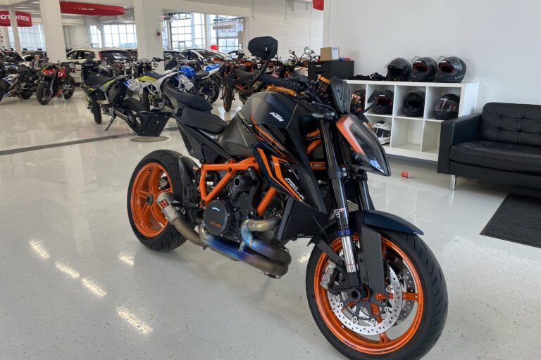 KTM - 1290 - Super Duke R // EVO / Akrapovic kokoputkisto / sähköalusta / Hiilikuitua - Moottoripyörä