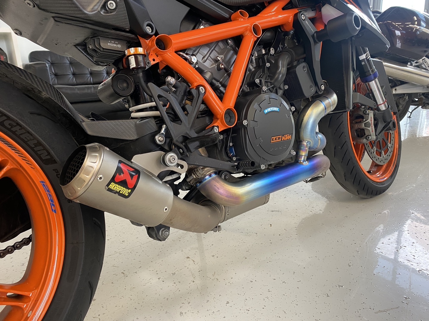 KTM - 1290 - Super Duke R // EVO / Akrapovic kokoputkisto / sähköalusta / Hiilikuitua - Moottoripyörä
