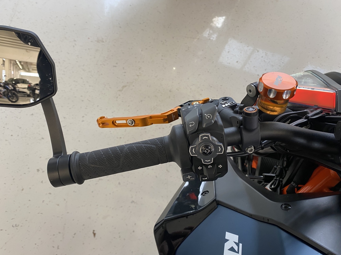 KTM - 1290 - Super Duke R // EVO / Akrapovic kokoputkisto / sähköalusta / Hiilikuitua - Moottoripyörä