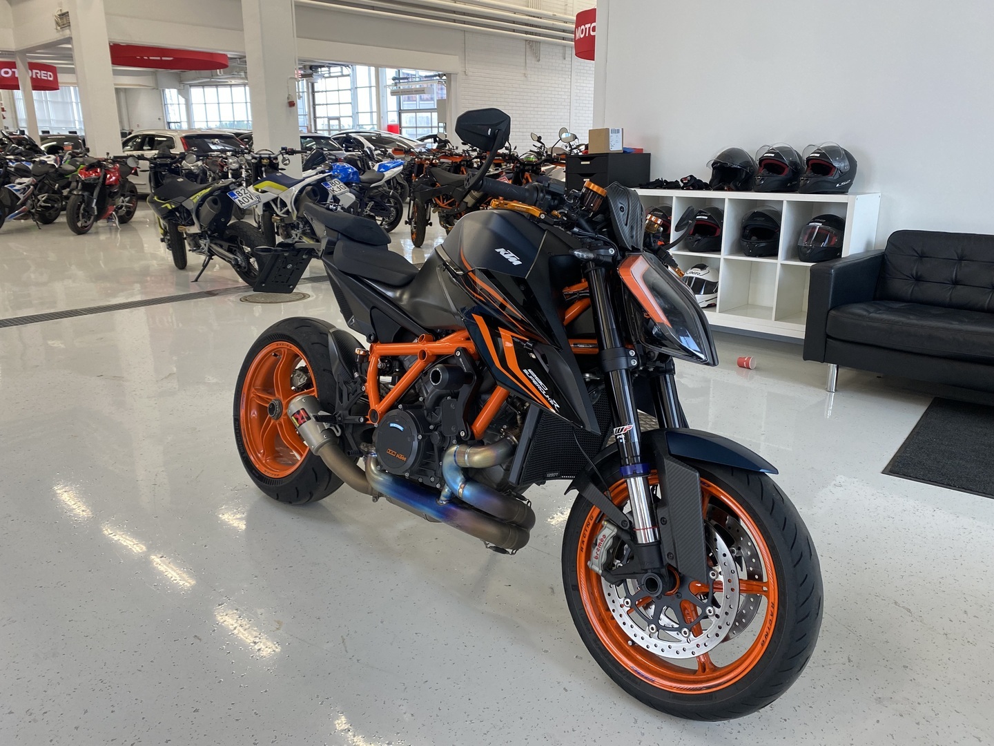 KTM - 1290 - Super Duke R // EVO / Akrapovic kokoputkisto / sähköalusta / Hiilikuitua - Moottoripyörä