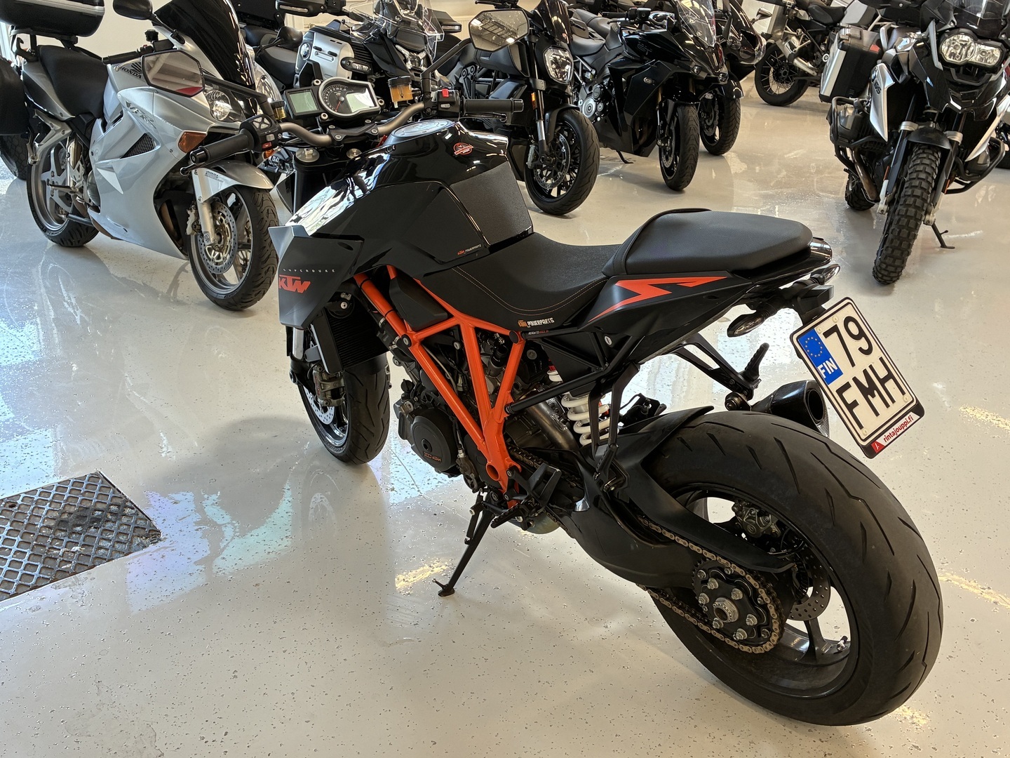 KTM - 1290 - Super Duke R // Juuri saapunut! / Akrapovic putkisto // - Moottoripyörä