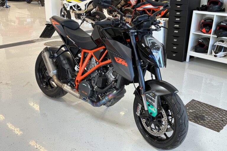 KTM - 1290 - Super Duke R // Juuri saapunut! / Akrapovic putkisto // - Moottoripyörä