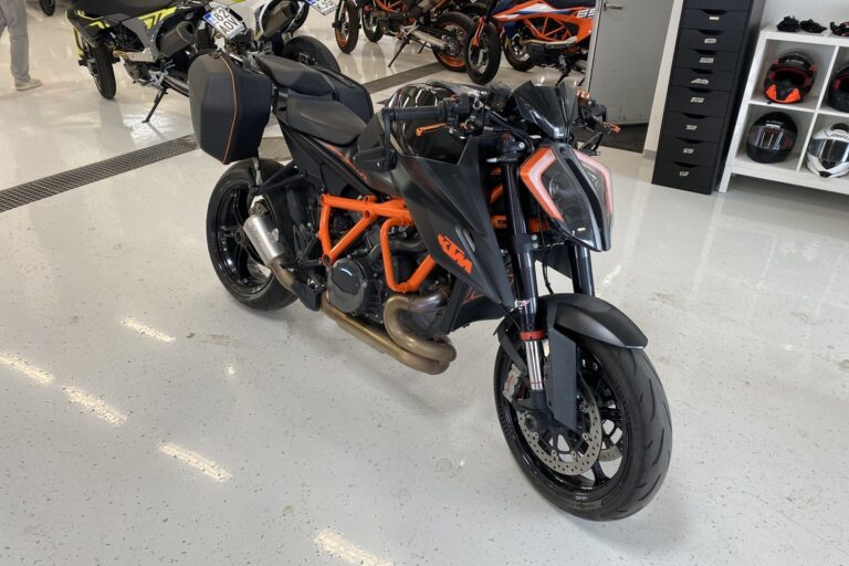 KTM - 1290 - Super Duke R // Suomi-pyörä / Quickshifter+ / Vakkari / Ajomodet // - Moottoripyörä