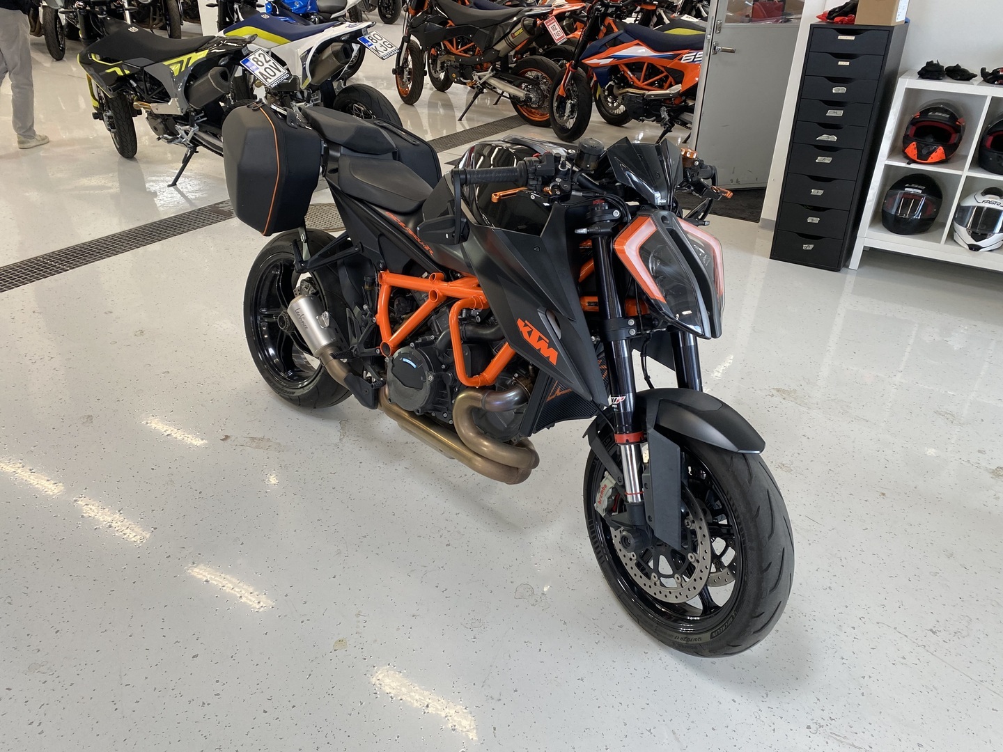 KTM - 1290 - Super Duke R // Suomi-pyörä / Quickshifter+ / Vakkari / Ajomodet // - Moottoripyörä