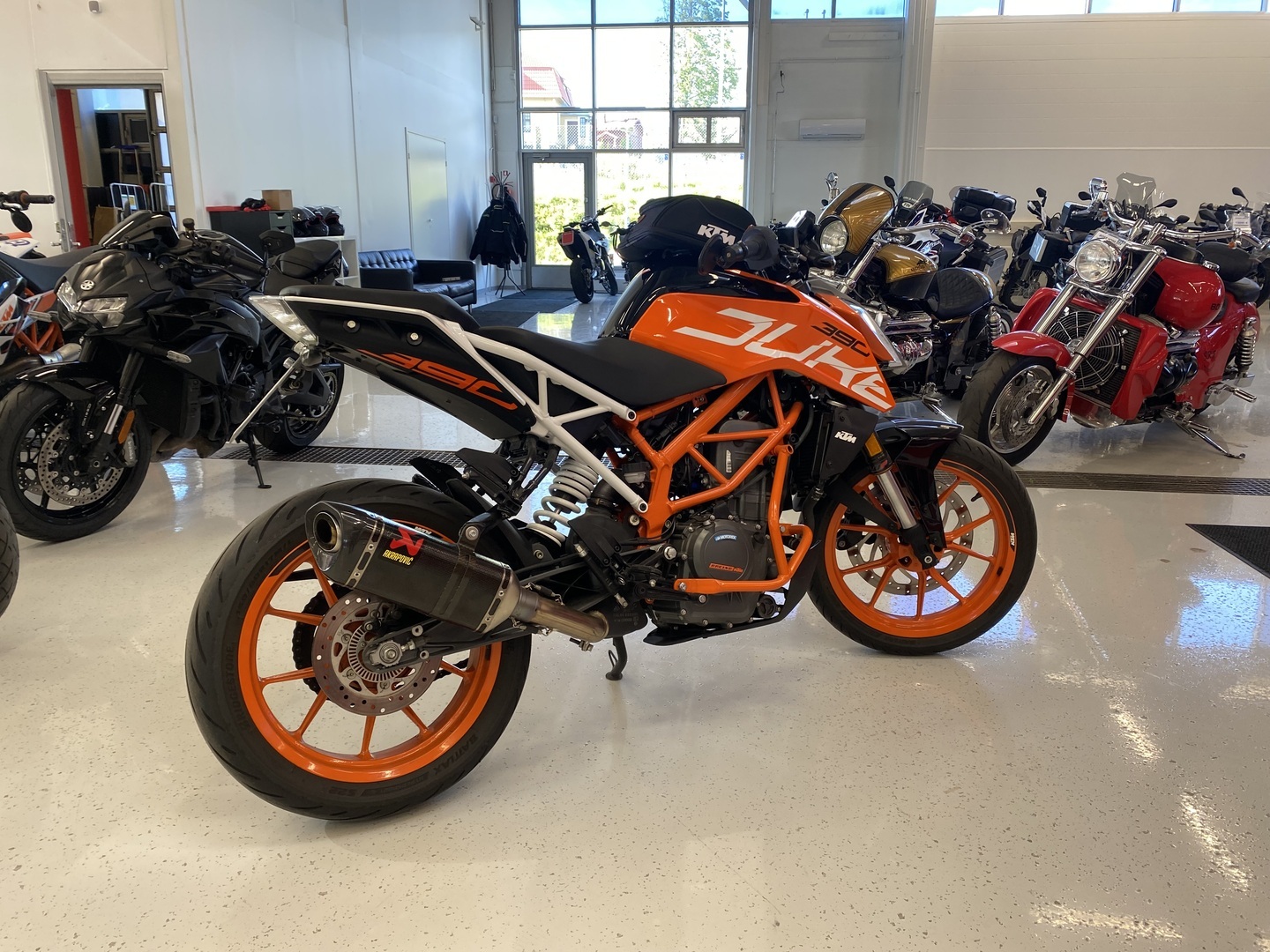 KTM - 390 - Duke // Juuri saapunut / Akrapovic / Kaatumaraudat / Sivulaukut // - Moottoripyörä