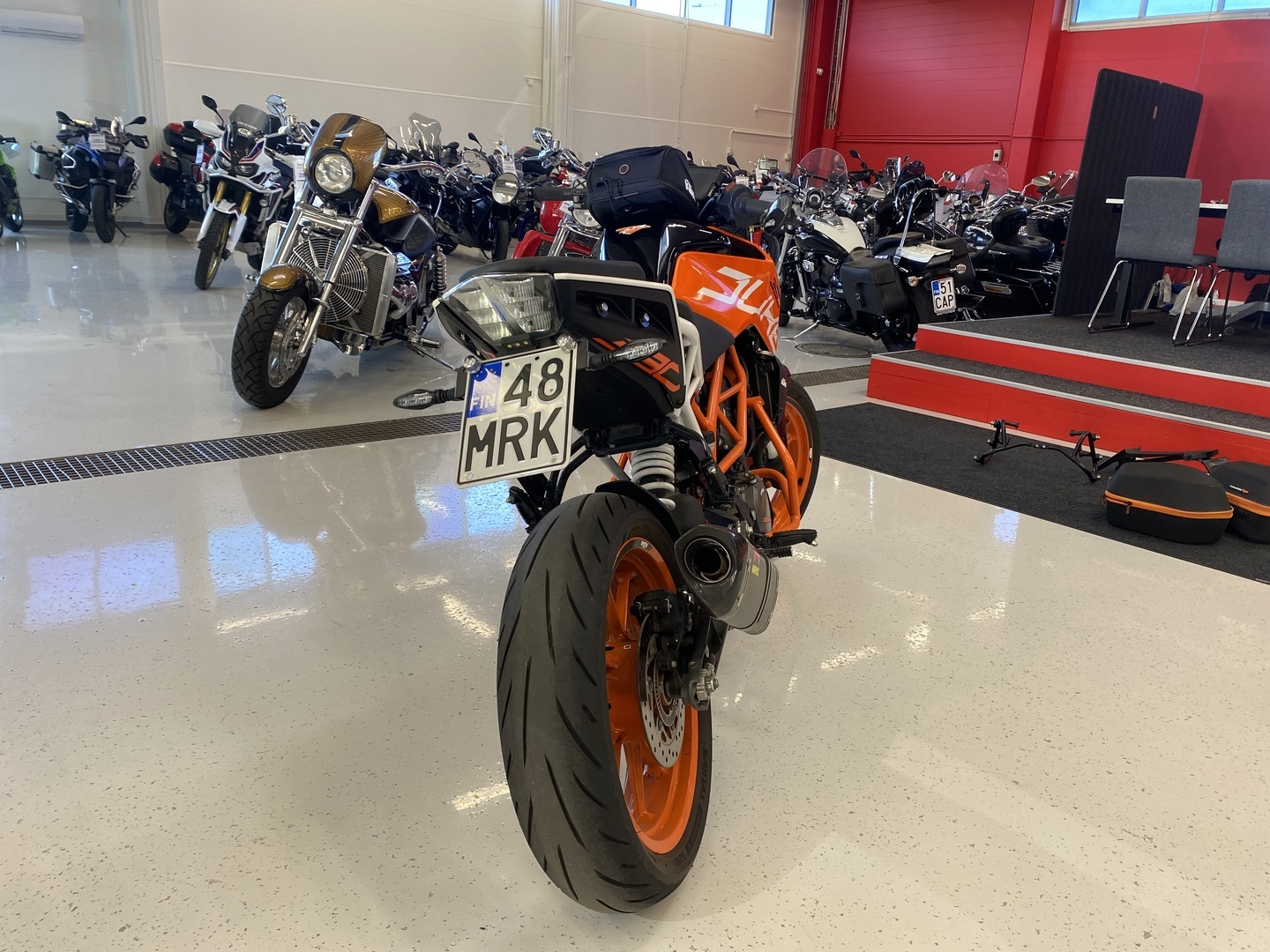 KTM - 390 - Duke // Juuri saapunut / Akrapovic / Kaatumaraudat / Sivulaukut // - Moottoripyörä