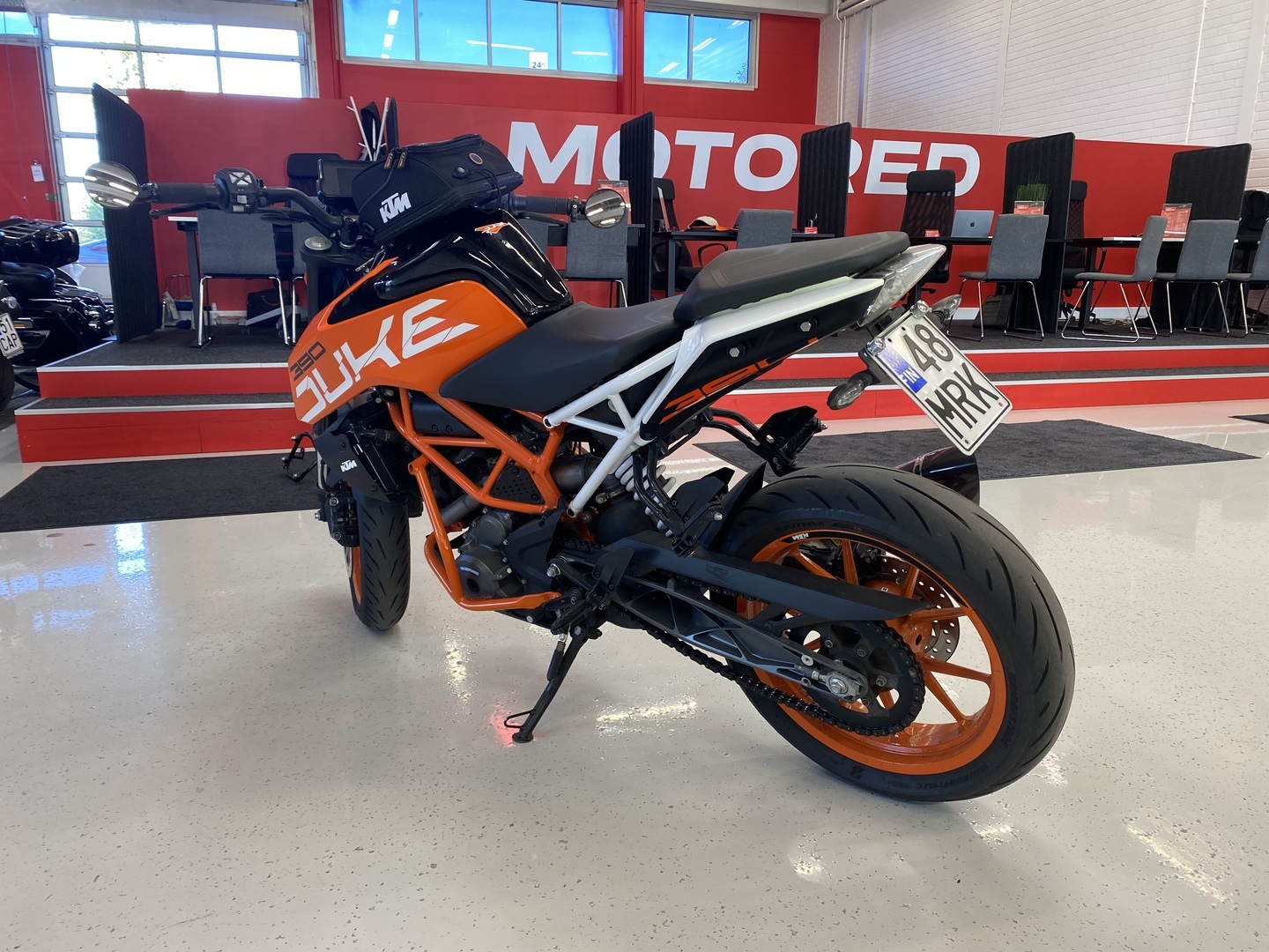 KTM - 390 - Duke // Juuri saapunut / Akrapovic / Kaatumaraudat / Sivulaukut // - Moottoripyörä