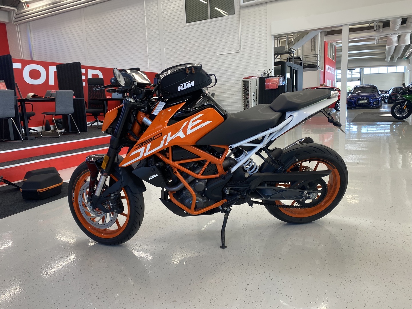 KTM - 390 - Duke // Juuri saapunut / Akrapovic / Kaatumaraudat / Sivulaukut // - Moottoripyörä
