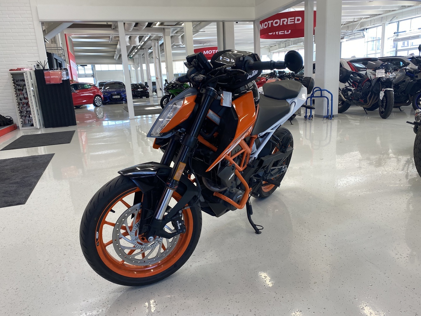 KTM - 390 - Duke // Juuri saapunut / Akrapovic / Kaatumaraudat / Sivulaukut // - Moottoripyörä