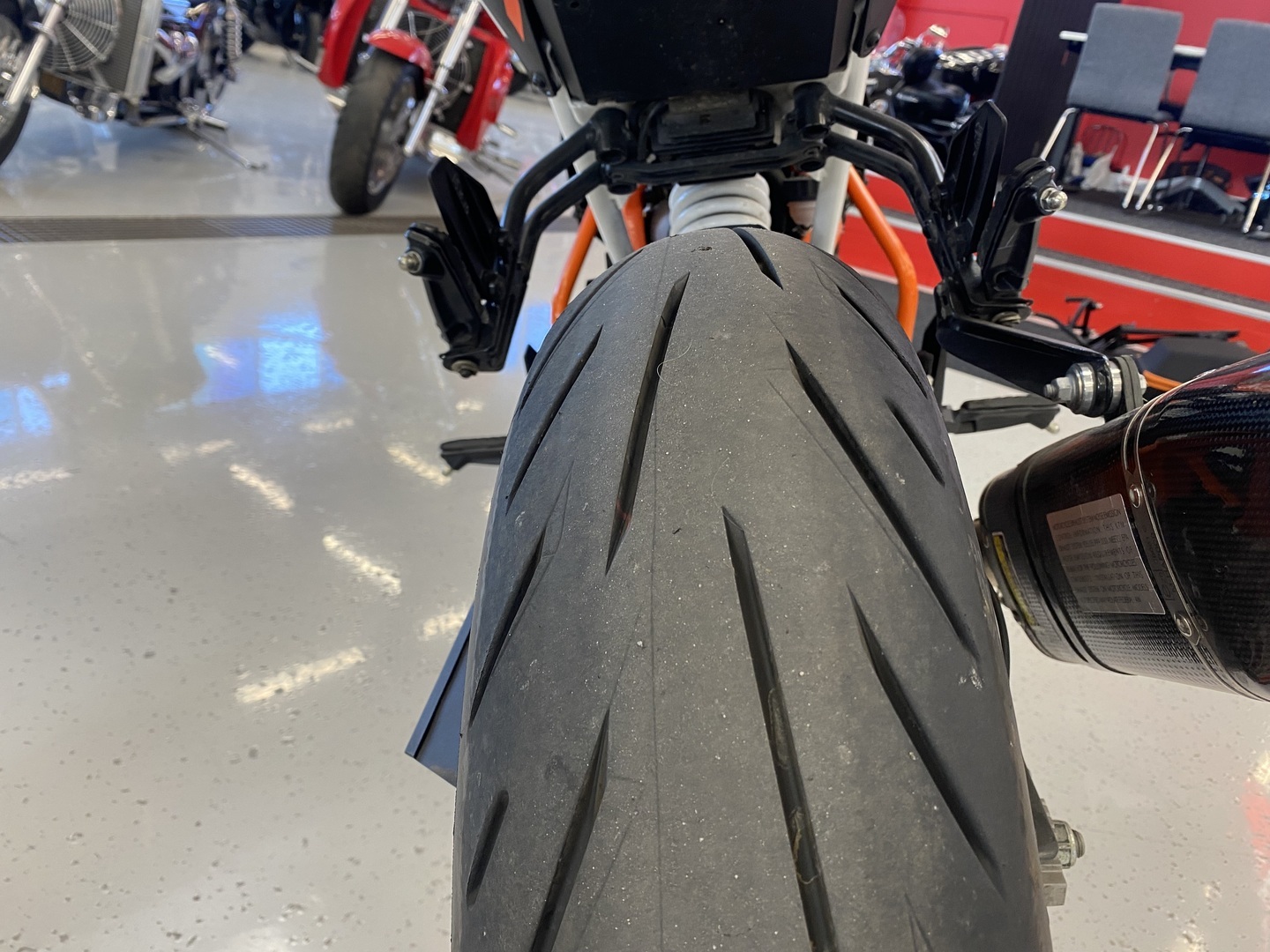 KTM - 390 - Duke // Juuri saapunut / Akrapovic / Kaatumaraudat / Sivulaukut // - Moottoripyörä