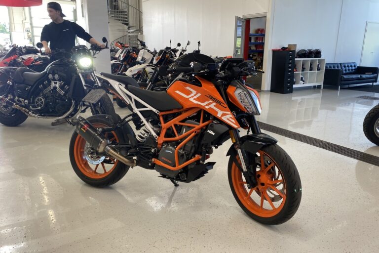 KTM - 390 - Duke // Juuri saapunut / Akrapovic / Kaatumaraudat / Sivulaukut // - Moottoripyörä