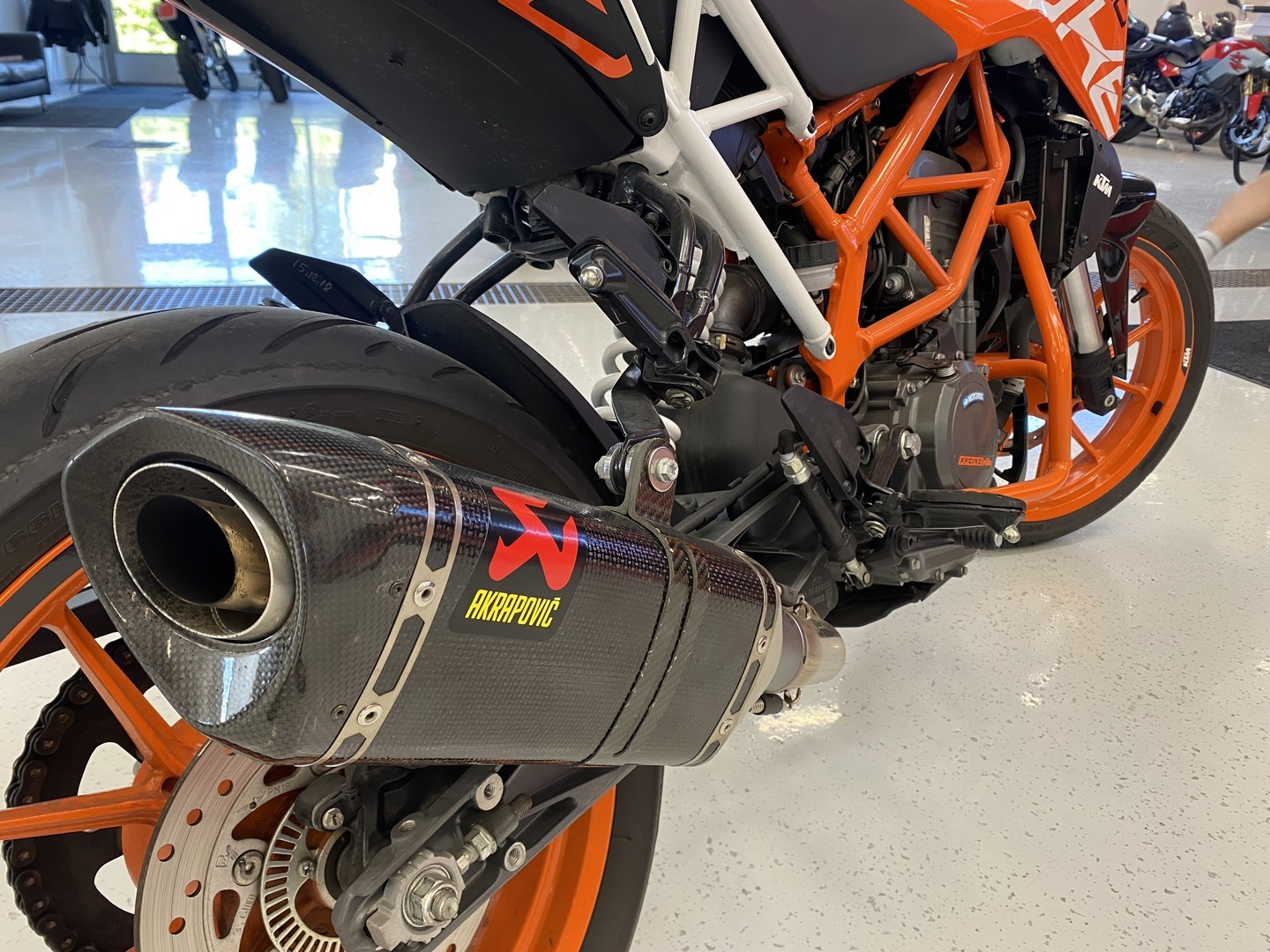 KTM - 390 - Duke // Juuri saapunut / Akrapovic / Kaatumaraudat / Sivulaukut // - Moottoripyörä
