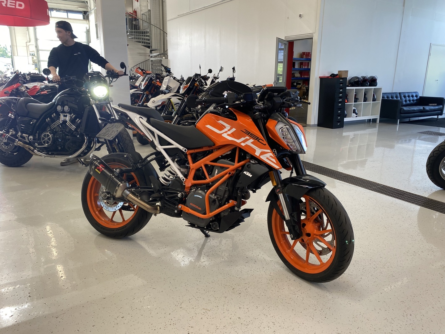 KTM - 390 - Duke // Juuri saapunut / Akrapovic / Kaatumaraudat / Sivulaukut // - Moottoripyörä