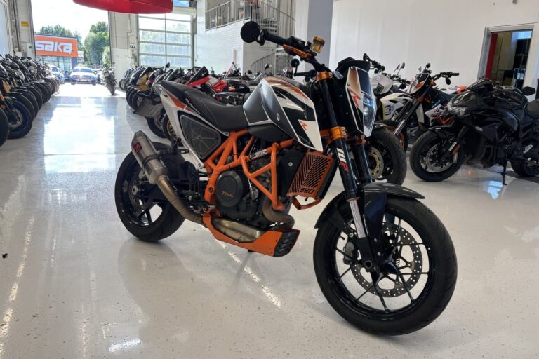 KTM - 690 - Duke R // Juuri saapunut! / A2 / Akrapovic / Suomi-Pyörä / Kaatumaraudat // - Moottoripyörä
