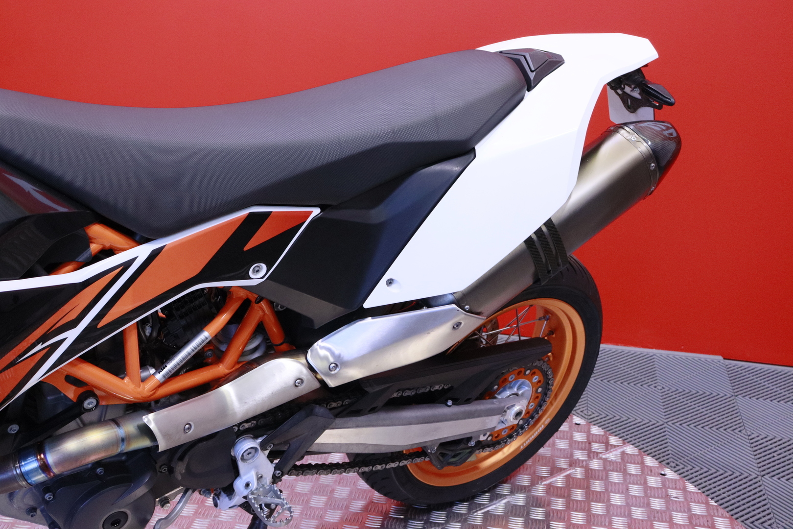 KTM - 690 - SMC-R // Akrapovic Kokoputkisto / ABS / Suomi-Pyörä / Huoltokirja // - Moottoripyörä