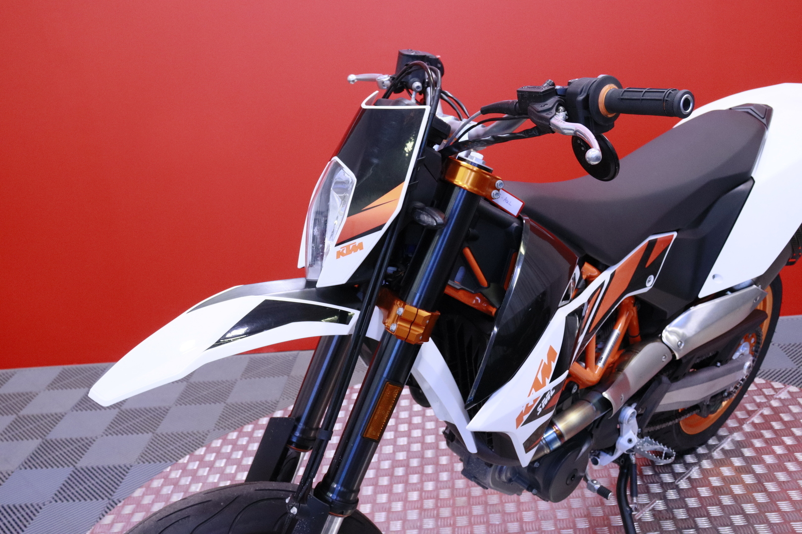 KTM - 690 - SMC-R // Akrapovic Kokoputkisto / ABS / Suomi-Pyörä / Huoltokirja // - Moottoripyörä
