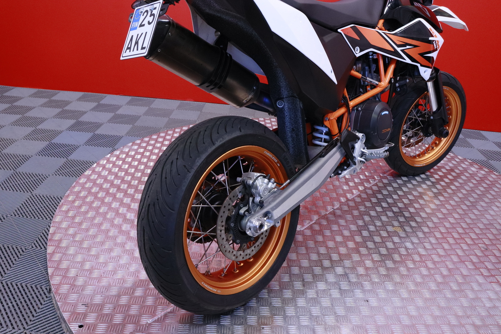 KTM - 690 - SMC-R // Akrapovic Kokoputkisto / ABS / Suomi-Pyörä / Huoltokirja // - Moottoripyörä