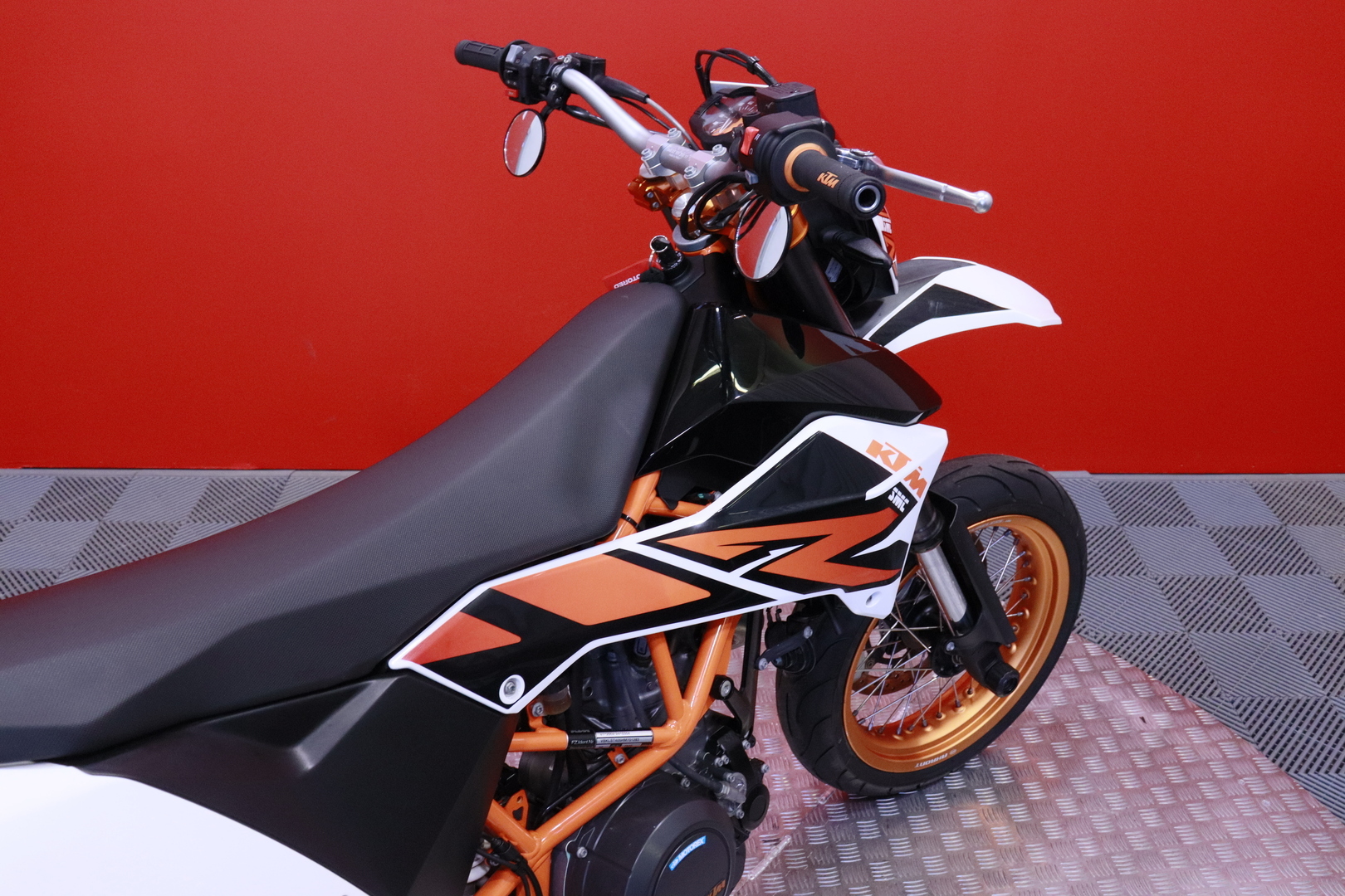 KTM - 690 - SMC-R // Akrapovic Kokoputkisto / ABS / Suomi-Pyörä / Huoltokirja // - Moottoripyörä