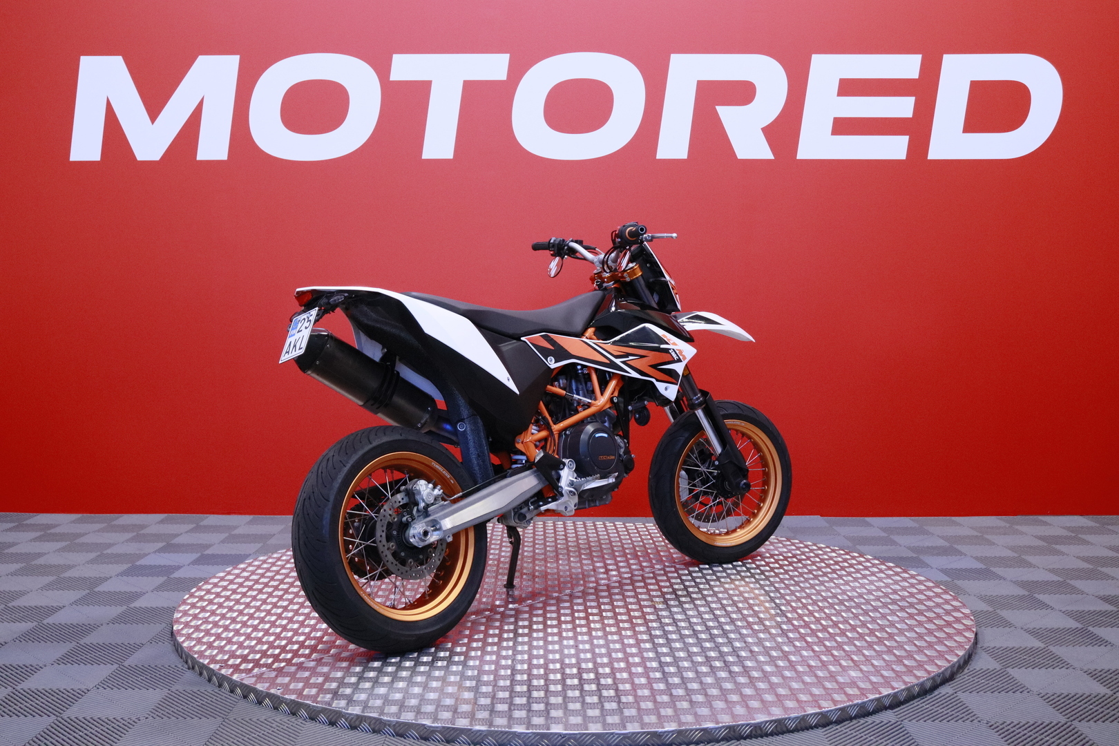 KTM - 690 - SMC-R // Akrapovic Kokoputkisto / ABS / Suomi-Pyörä / Huoltokirja // - Moottoripyörä