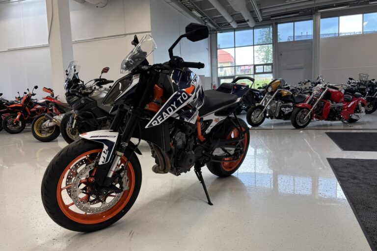 KTM 890
