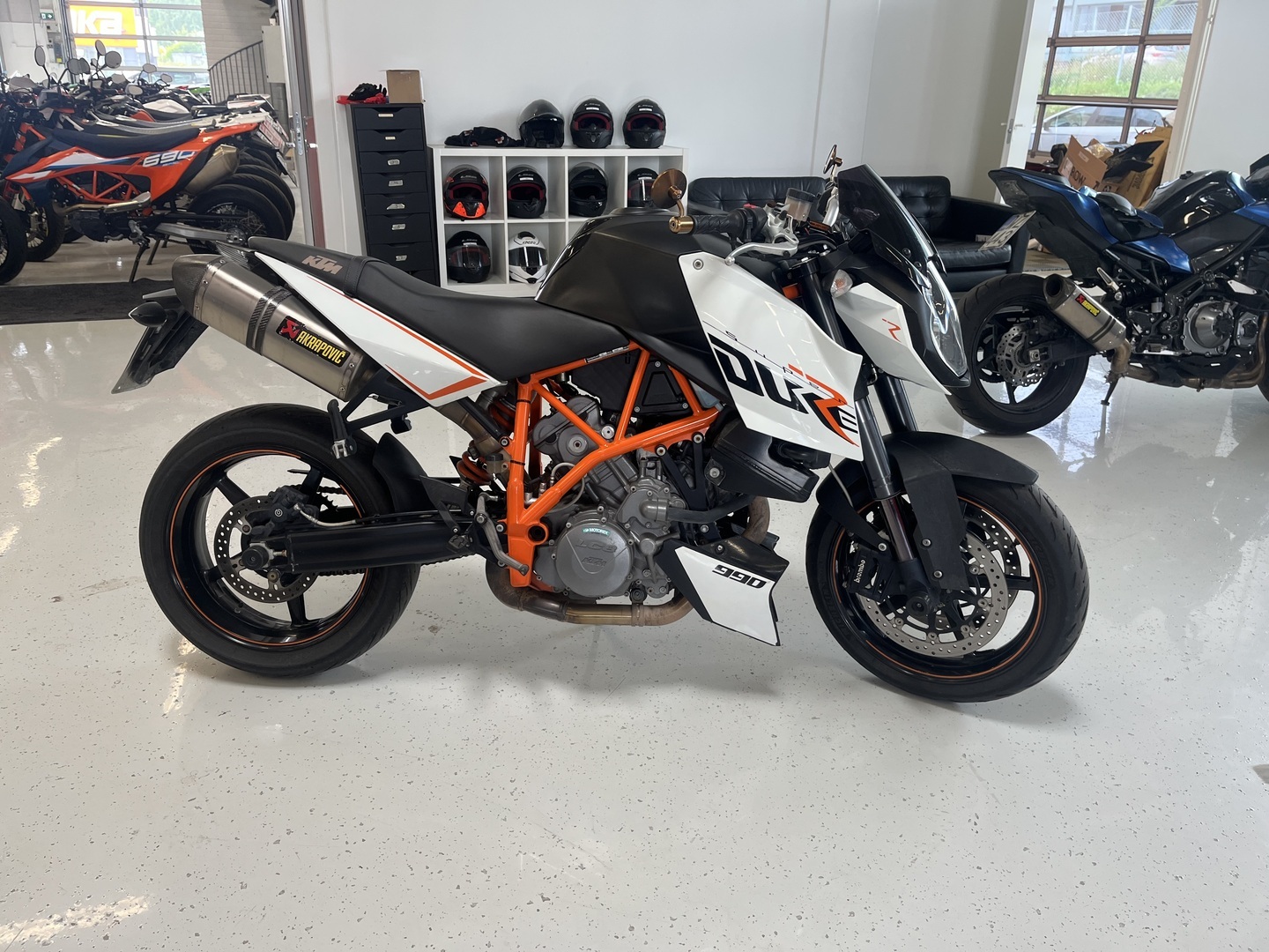 KTM - 990 - Super Duke R // Juuri Saapunut / Akrapovic Putkisto / Suomi-pyörä / Sähköinen Lukitus / Huoltokirja // - Moottoripyörä