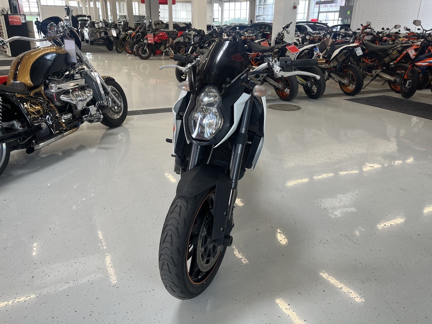 KTM - 990 - Super Duke R // Juuri Saapunut / Akrapovic Putkisto / Suomi-pyörä / Sähköinen Lukitus / Huoltokirja // - Moottoripyörä
