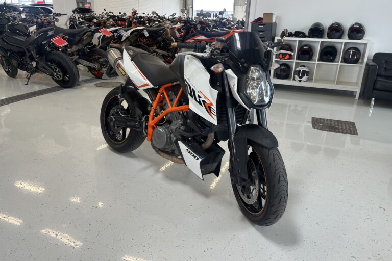 KTM - 990 - Super Duke R // Juuri Saapunut / Akrapovic Putkisto / Suomi-pyörä / Sähköinen Lukitus / Huoltokirja // - Moottoripyörä