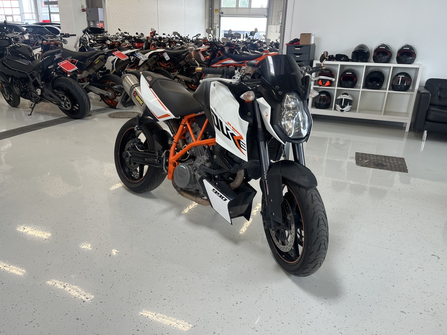 KTM - 990 - Super Duke R // Juuri Saapunut / Akrapovic Putkisto / Suomi-pyörä / Sähköinen Lukitus / Huoltokirja // - Moottoripyörä