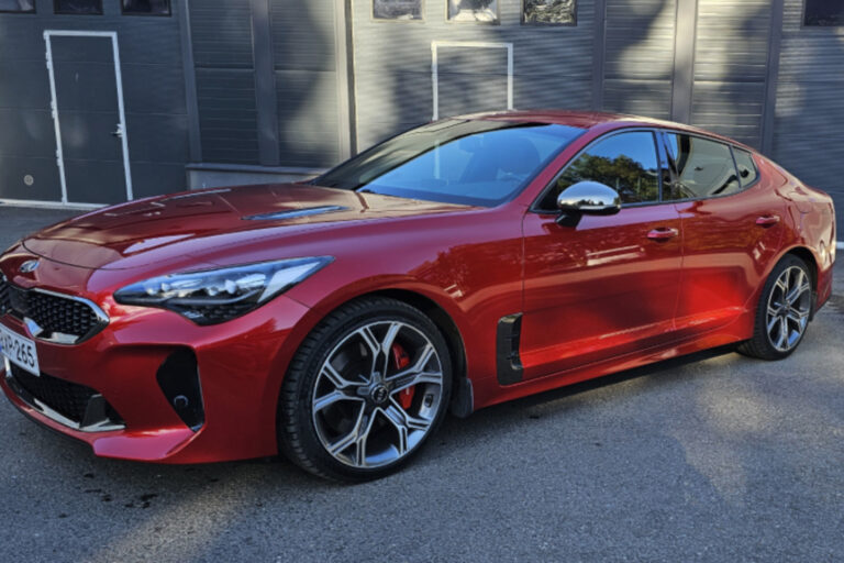 Kia - Stinger - 3,3 T-GDI AWD GT / 1.om Suomi-auto / Adapt.vakkari / Webasto / H&K / HUD / 360° / Keyless / Muistipenkit / BLIS / Koukku - Sedan