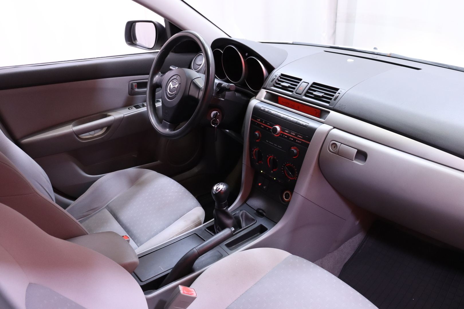 Mazda - Mazda3 - 1.3 / MYYDÄÄN HUUTOKAUPAT.COM // - Viistoperä